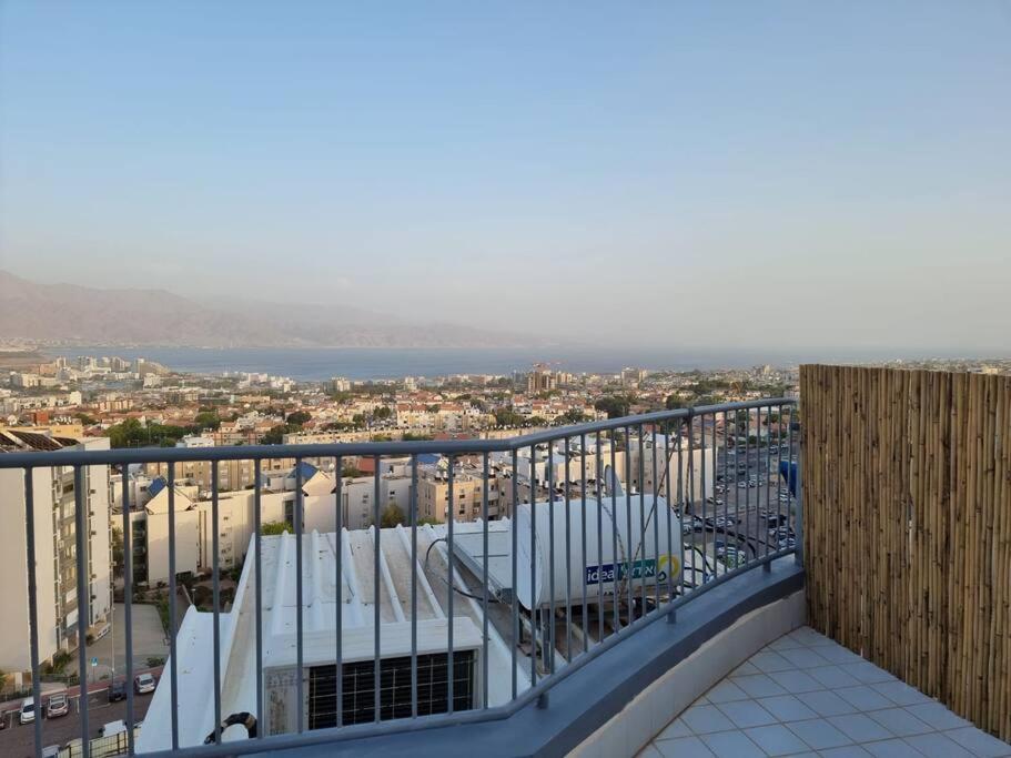 דירת זוּגַג מפנקת עם מרפסת משגעת ונוף למפרץ. Eilat Exterior foto