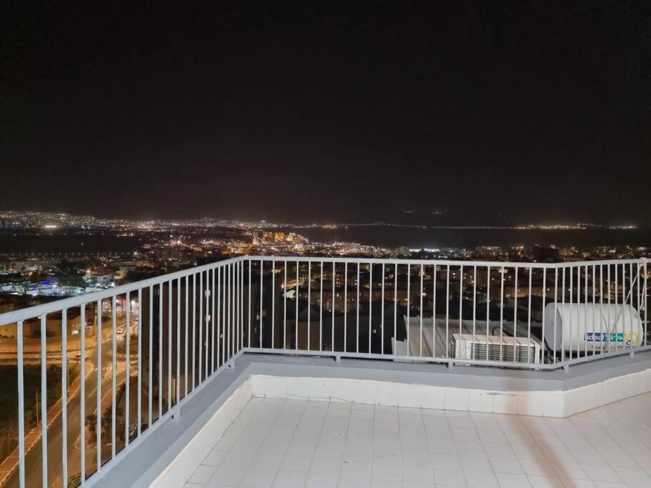 דירת זוּגַג מפנקת עם מרפסת משגעת ונוף למפרץ. Eilat Exterior foto