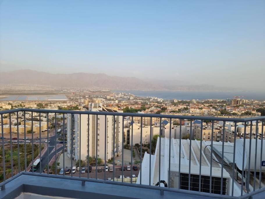 דירת זוּגַג מפנקת עם מרפסת משגעת ונוף למפרץ. Eilat Exterior foto